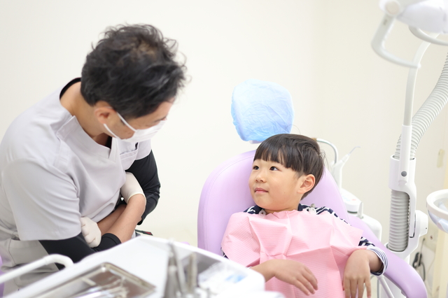小児歯科では何をする？初診の流れ・年齢別の内容・通うメリットをやさしく解説